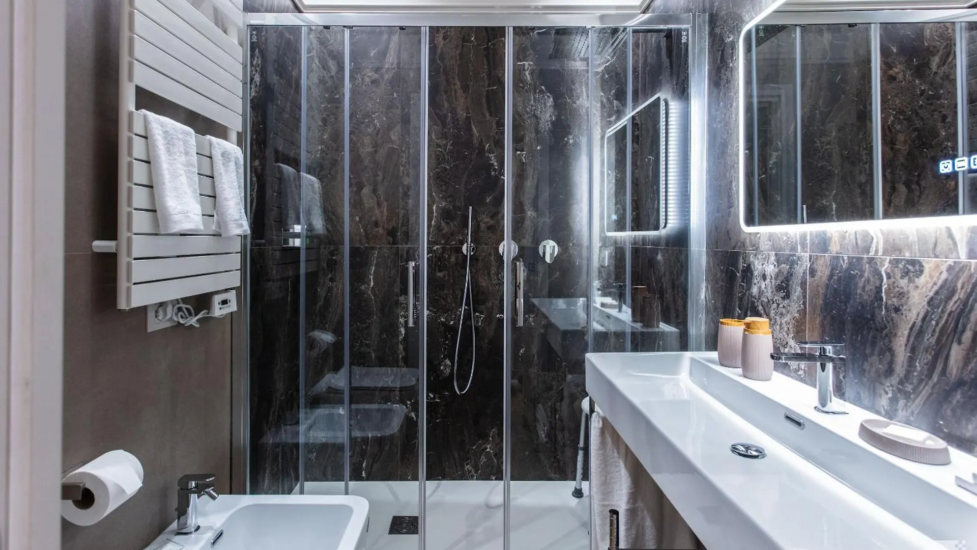 Cavour Suite Apartments Bologna 0*,
